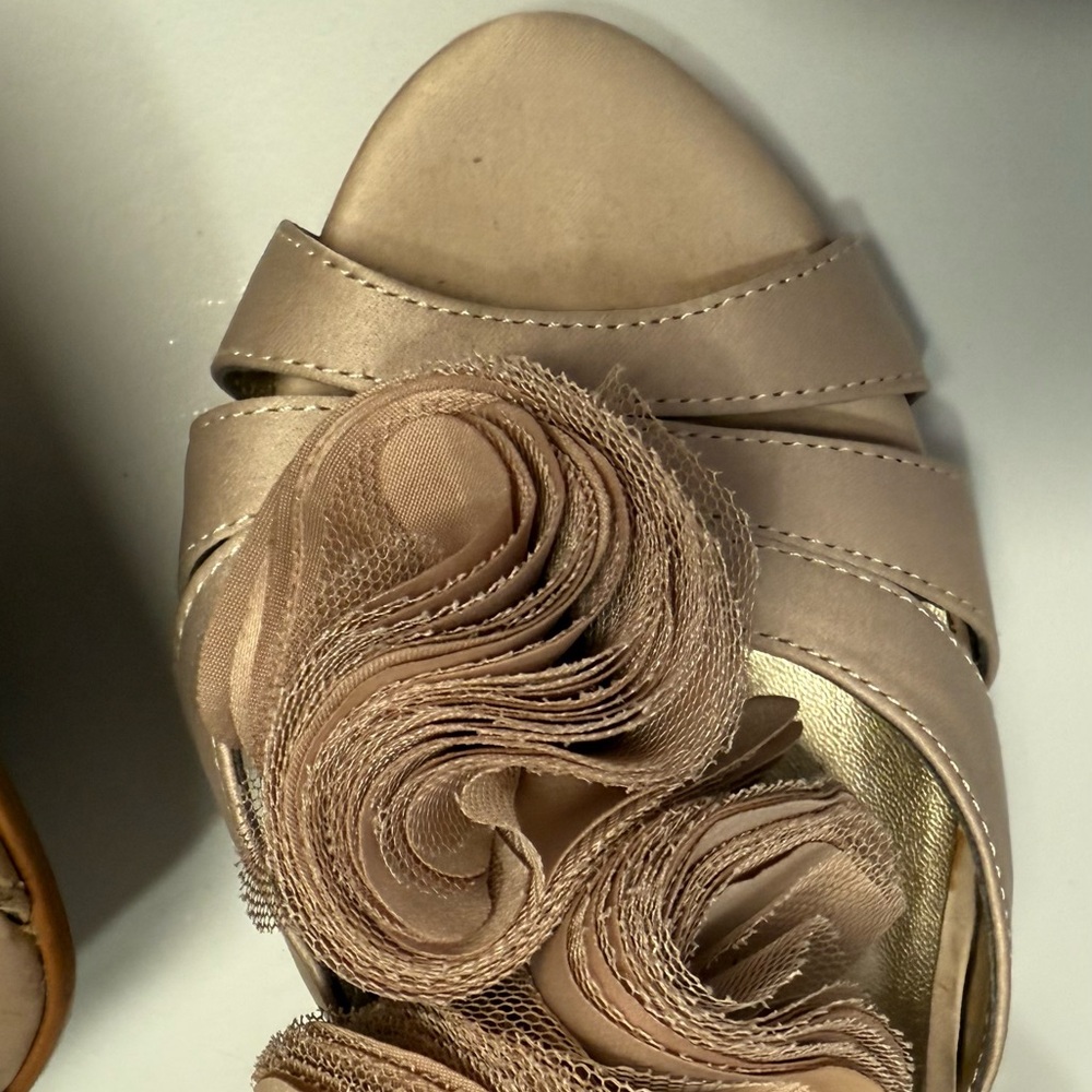 Audrey Brooke Nude Floral Heels | Sz 8 1/2 - Picture 3 of 3